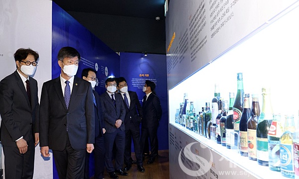 김대지 국세청장이 2020년 국립조세박물관 특별기획전 '술, 풍요를 빚다'를 둘러보고 있다. [국세청 제공]