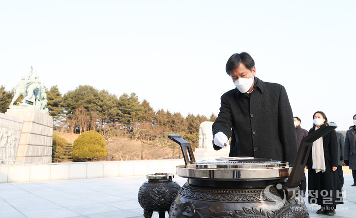 김대지 국세청장이 순국선열들의 묘역을 참배하고 분향하고 있다. [국세청 제공]