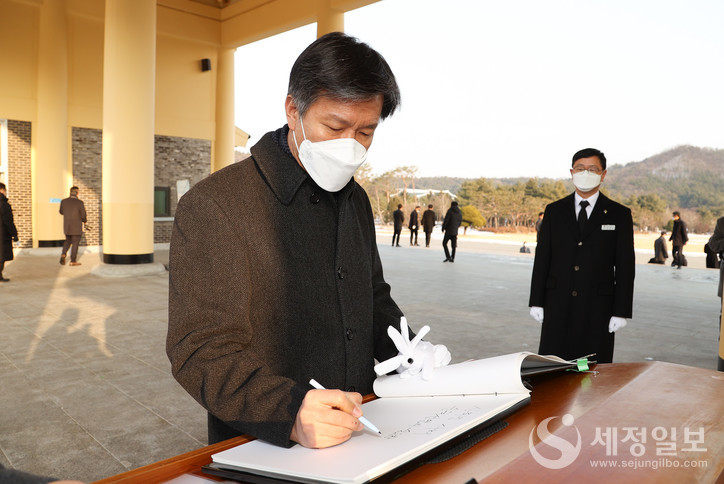 김대지 국세청장이 방명록에 2021년 새해 국세행정에 대한 다짐을 적고 있다. [국세청 제공]