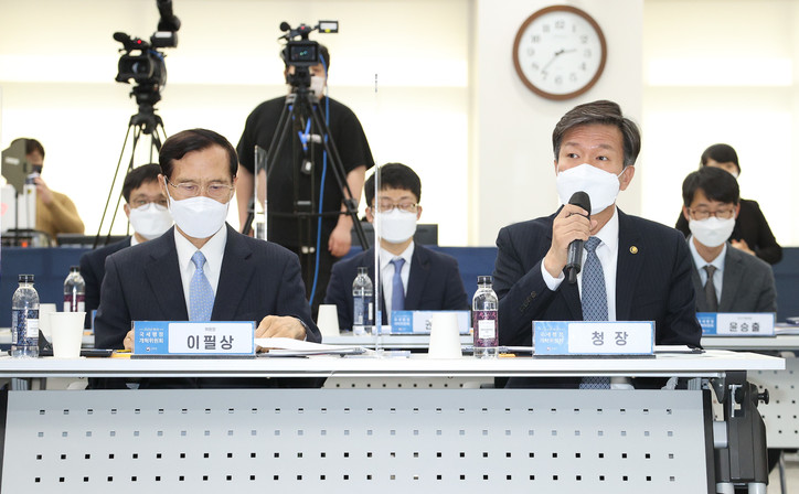 김대지 국세청장이 2021년 제1차 국세행정개혁위원회에서 인사말을 하고 있다. [국세청 제공]