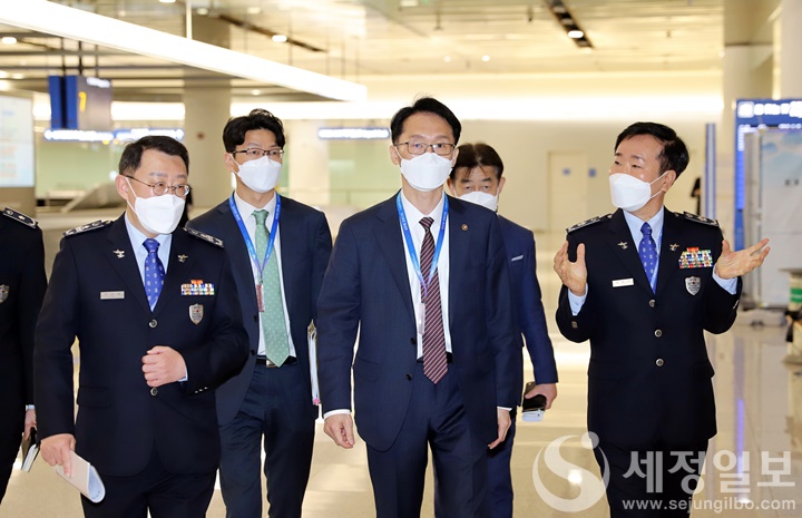 임재현 관세청장(왼쪽에서 세번째)이 인천공항 여객터미널을 방문해 여행자통관과 관련해 설명을 듣고 있다.