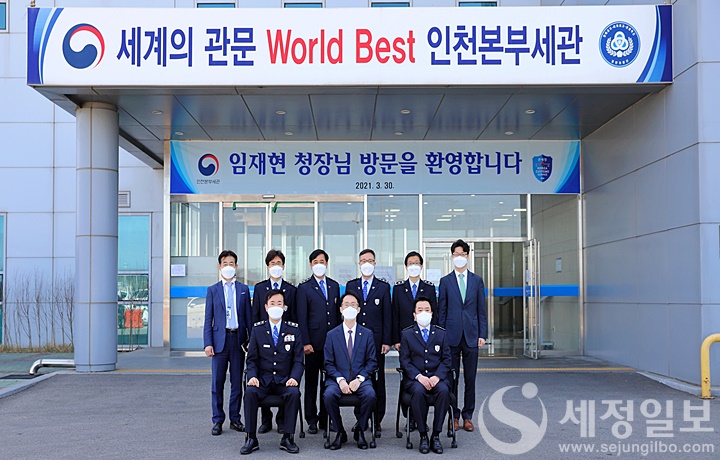 특송물류센터에서 직원들과 단체사진 촬영.