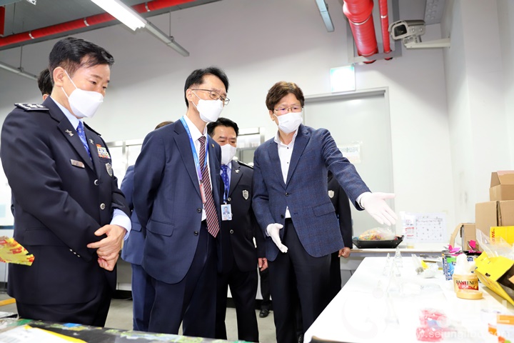임재현 관세청장이 물류센터 3층 검사실에서 마약조사과장이 특송으로 반입하려다 적발된 마약류에 관해 설명을 듣고 있다.