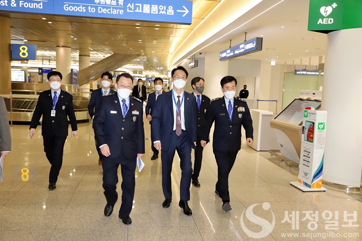 임재현 관세청장이 인천공항 제1여객터미널 입국장 순시하고 있다.