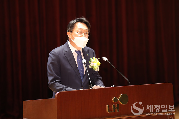 김현준 전 국세청장이 26일 LH 제5대 사장으로 취임했다. (LH 한국토지주택공사 제공)