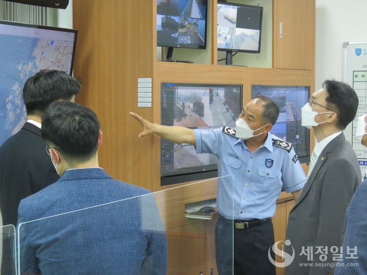 13일 목포세관 대불감시소에서 감시업무에 대한 설명을 듣고 있는 임재현 관세청장(오른쪽).
