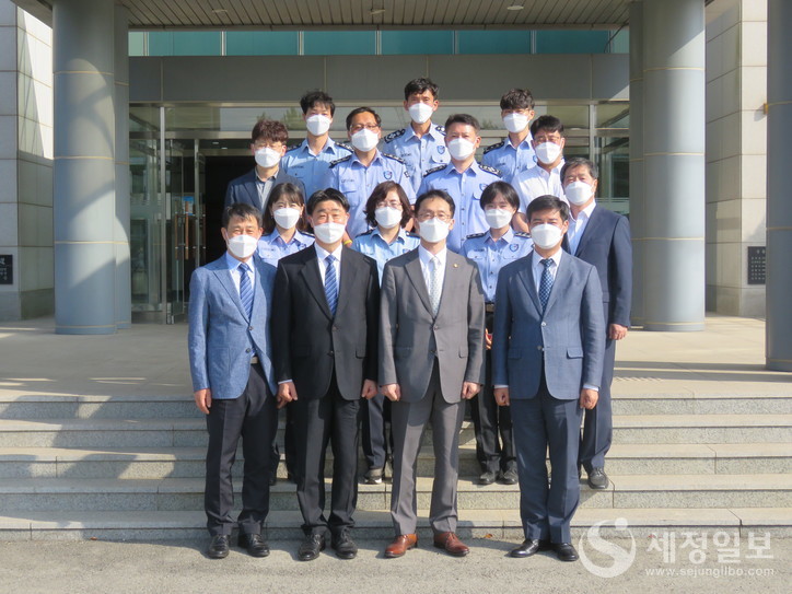 목포세관 직원들과 기념촬영을 하고 있는 임재현 관세청장(앞줄 우측에서 두번째)