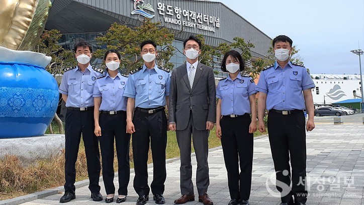14일 방문한 완도세관비즈니스센터 직원들과 기념촬영을 하고 있는 임재현 관세청장(우측에서 세번째).