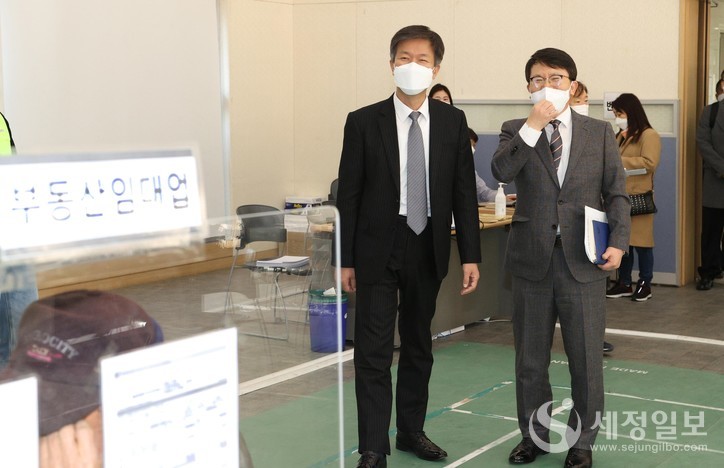 지난 2월23일 성동세무서 부가가치세 도움창구를 방문하고 있는 김대지 국세청장(좌).