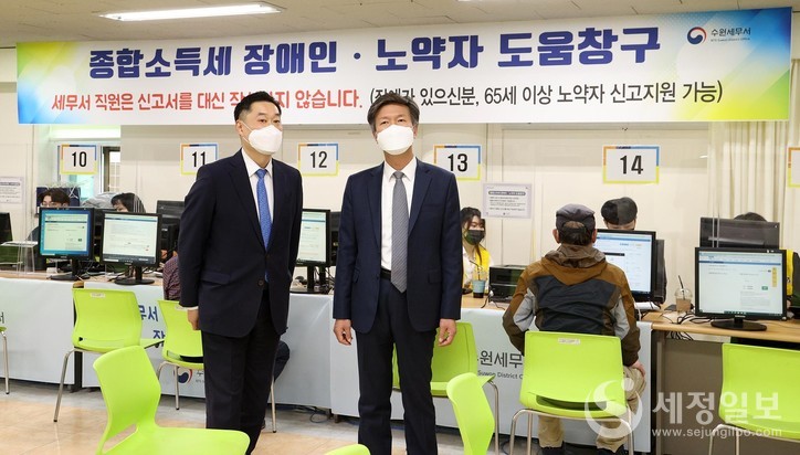 지난 5월6일 수원세무서 소득세 도움창구 방문하고 있는 김대지 국세청장(우)이 이법진 수원세무서장(좌)으로부터 설명을 듣고 있다.