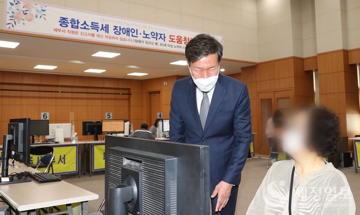 18일 파주세무서를 방문한 김대지 국세청장이 소득세 도움창구에서 납세자의 의견을 경청하고 있다.