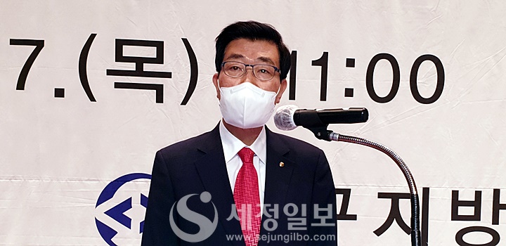 원경희 한국세무사회장이 참석해 축사를 하고 있다.