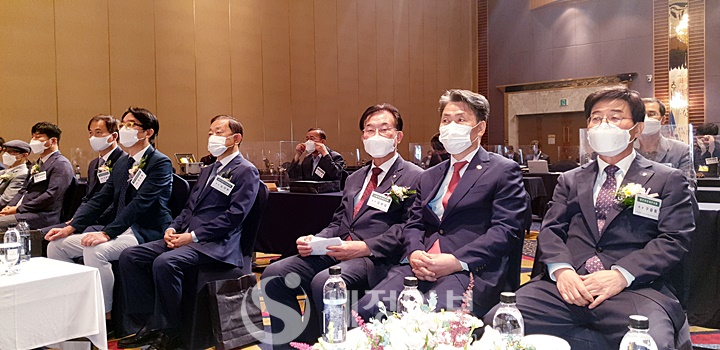 구광회 대구지방세무사회장 옆으로 자리를 한 정구정 전 한국세무사회장과 김완일 서울지방세무사회장의 모습도 보인다.