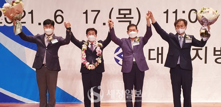 앞으로 대구지방세무사회를 이끌어갈 회장과 부회장들이 당선의 기쁨을 나타내고 있다.