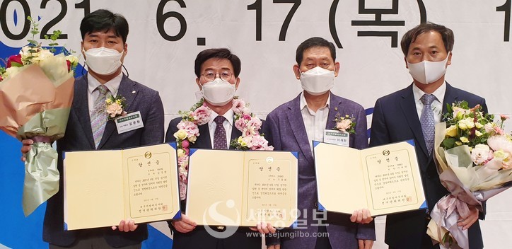 (좌로부터) 김준현 대구지방세무사회 부회장, 구광회 회장, 이재환 선거관리우원장, 이재만 부회장. 