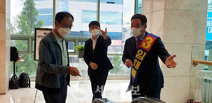 기호3번 임채룡 회장후보가 대전지방세무사회 회원들을 맞이하고 있다.