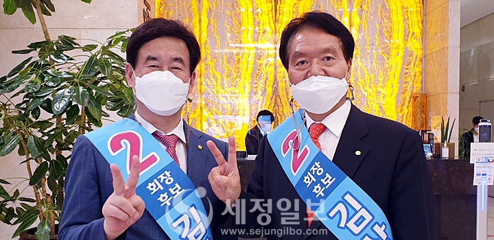 기호2번 김상현 후보(우)와 황선의 연대부회장 후보가 기호2번을 대전지방세무사회 회원들에게 알리고 있다.