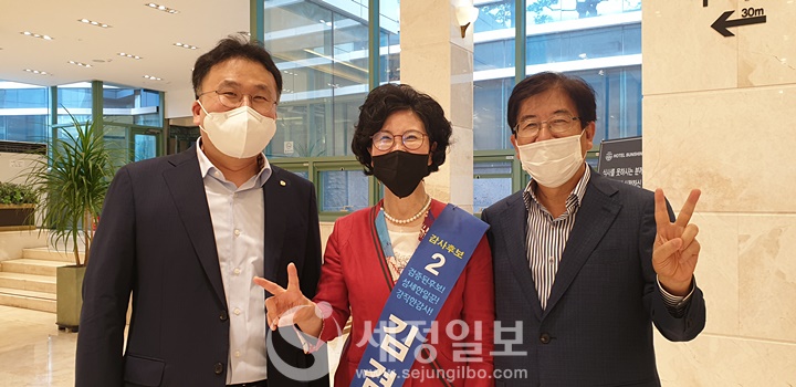 기호2번 김겸순 감사후보(가운데).