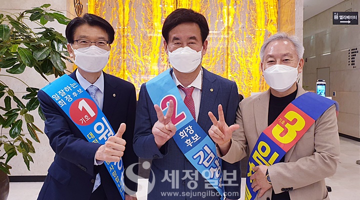 연대부회장 후보들이 자리를 함께 했다. (좌로부터) 기호1번 원경희 회장후보의 연대부회장인 임채수 부회장 후보, 기호2번 김상현 회장후보의 연대부회장인 황선의 부회장 후보, 기호3번 임채룡 회장후보의 연대부회장인 김승한 부회장 후보.