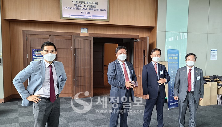 (우로부터) 이금주 인천지방세무사회장, 유윤상 부회장, 김명진 부회장(차기 인천지방세무사회장 당선 확정), 박종렬 홍보이사가 정기총회와 투표를 위해 행사장을 찾는 인천지방세무사회 회원들을 반기고 있다.