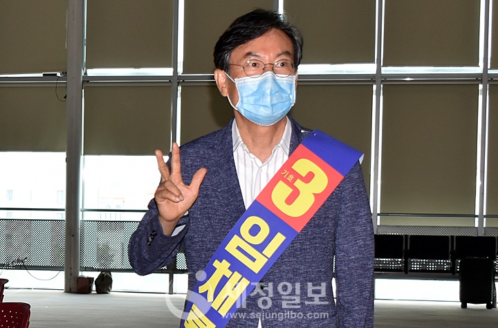 기호3번 임채룡 회장후보의 연대부회장 임종석 후보.