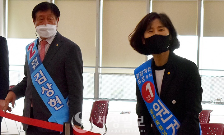 기호2번 김상현 회장후보의 연대부회장 김기두 후보(좌) 와 기호1번 원경희 회장후보의 연대부회장 고은경 후보(우).