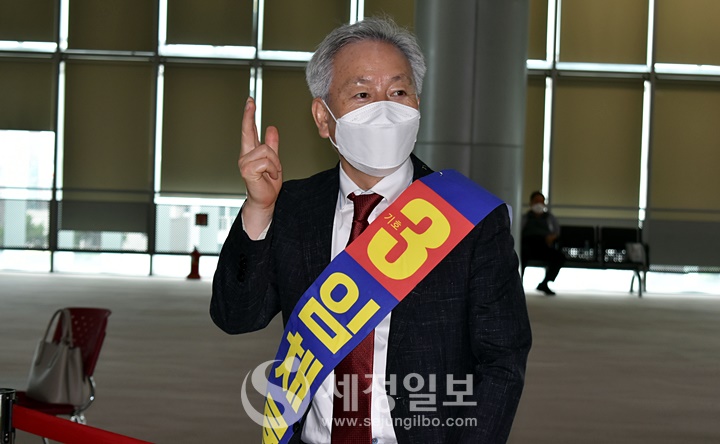 기호3번 임채룡 회장후보의 연대부회장 김승한 후보.