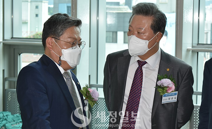 정성균 광주지방세무사회장(좌)과 장운길 한국세무사회 부회장(우)이 담소를 나누고 있다.