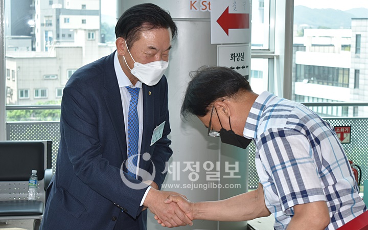 광주지방세무사회 회원과 인사를 나누고 있는 김완일 서울지방세무사회장.