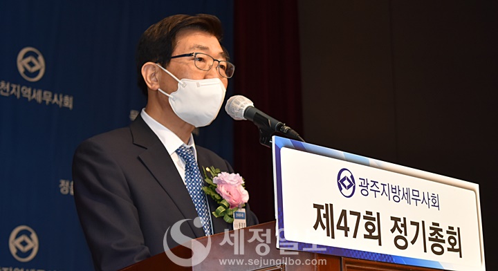 축사를 하고 있는 원경희 한국세무사회장.