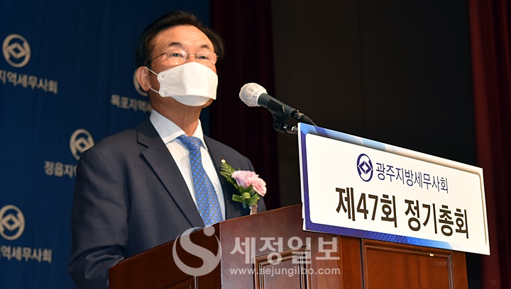 축사를 하고 있는 김완일 서울지방세무사회장.