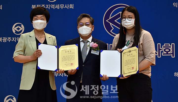 인정세무법인 광주지점 임미순 과장(좌)과 유인기세무회계사무소 양혜숙 사원(우)이 우수사원으로 선정되어 정성균 광주지방세무사회장으로부터 표창장을 받고 있다.