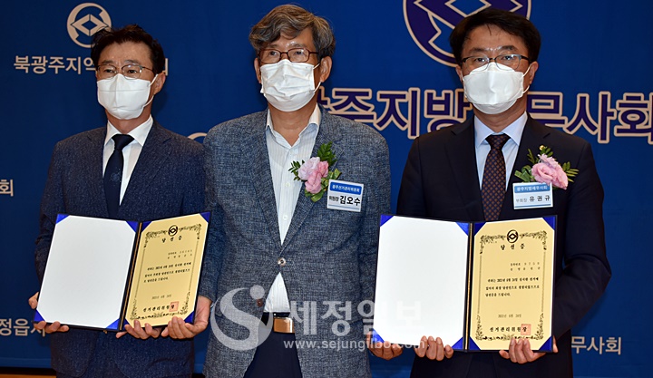 유권규 세무사(우)가 제27대 광주지방세무사회장으로 당선되어 김오수 선거관리위원장으로부터 당선증을 받았다. 정순오 세무사(좌)는 연대부회장으로 당선증으로 받았다.