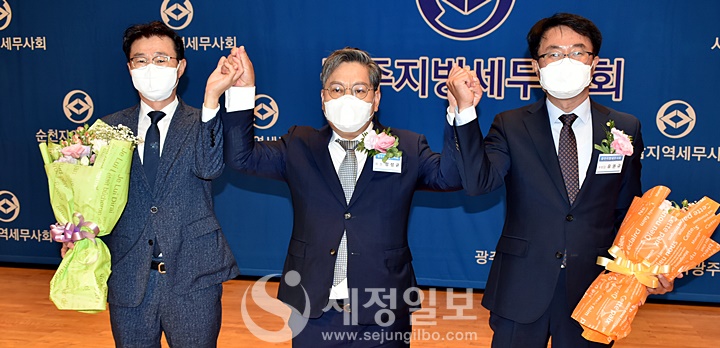 정성균 광주지방세무사회장(가운데) 새롭게 광주지방세무사회를 이끌어갈 유권규 신임 회장과 정순오 신임 부회장에게 축하를 해주고 있다.