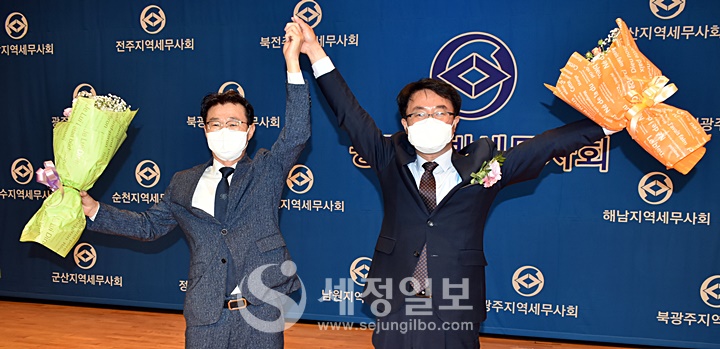 제25대 광주지방세무사회장으로 무투표 당선된 유권규 신임회장(우)과 정순오 연대부회장(좌)이 당선의 기쁨을 누리고 있다. 개인사정으로 아쉽게 동반당선된 김상연 연대부회장은 현장을 함께하지 못했다.