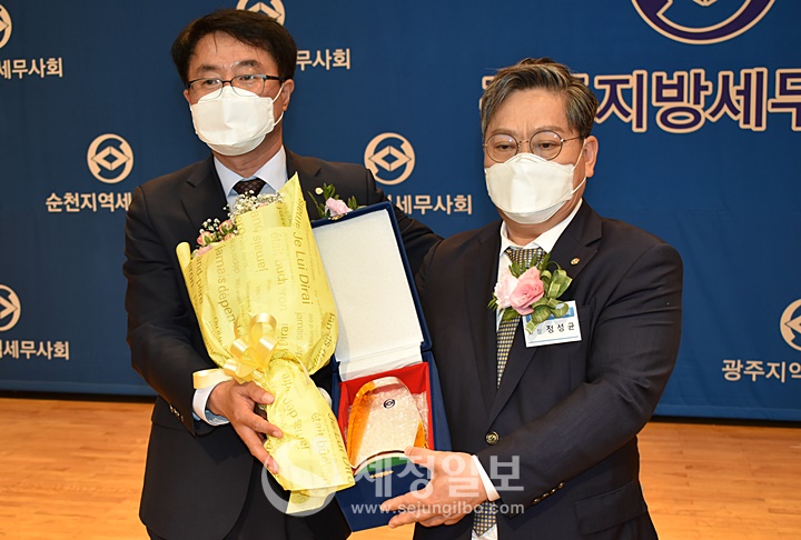 유권규 신임 광주지방세무사회장이 정성균 회장에게 감사패를 전달하고 있다.