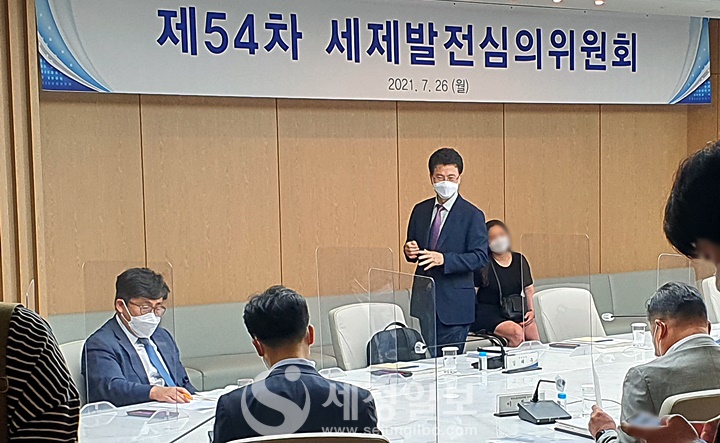 세제발전심의위원회 참석자들이 속속 입장해 자료를 살펴 보고 있다.