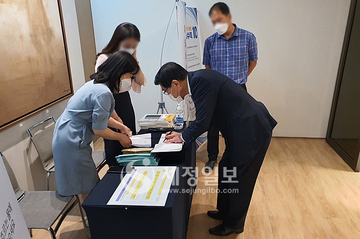 원경희 한국세무사회장이 세제발전심의위원회 참석하기 위해 도착한 후 방명록에 서명하고 있다.