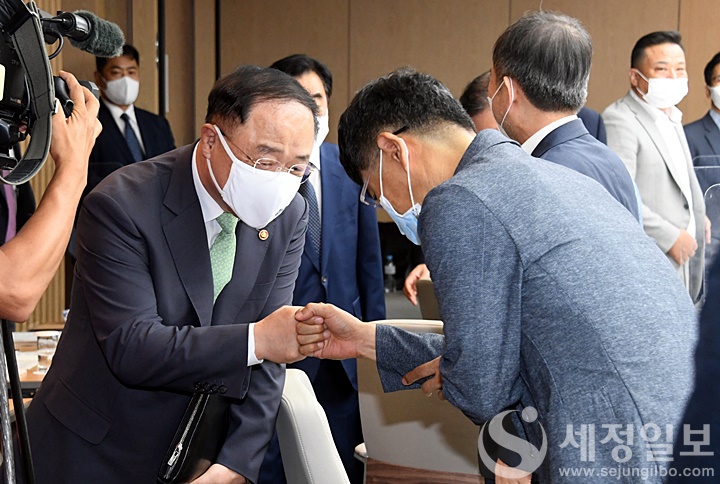 홍남기 부총리 겸 기획재정부장관이 세발심 위원들과 인사를 나누고 있다. [기획재정부 제공]