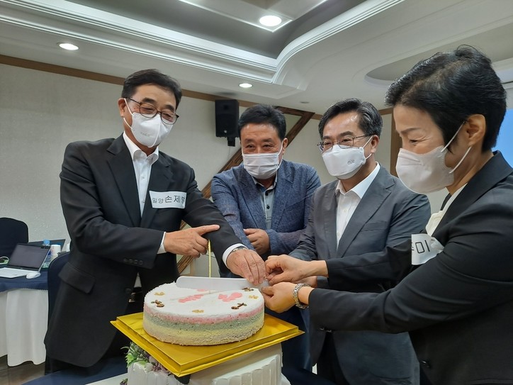 케익 자르는 김동연 전 경제부총리. 김동연(오른쪽 2번째) 전 경제부총리가 8일 충남 공주시 리버스컨벤션에서 열린 간담회에 앞서 지지자들과 케익을 자르고 있다. 