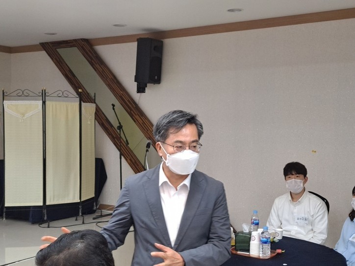 간담회 하는 김동연 전 경제부총리. 김동연 전 경제부총리가 8일 충남 공주시 리버스컨벤션에서 지지자들과 간담회를 하고 있다. 