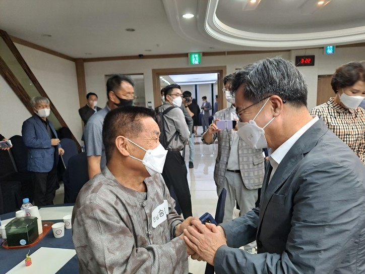 지지자 손 잡는 김동연 전 부총리. 김동연 전 경제부총리가 8일 충남 공주시 리버스컨벤션에서 열린 간담회 후 지지자와 손을 잡고 있다. 