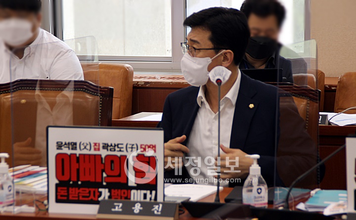 5일 국회 기획재정위원회 기획재정부 국정감사장의 더불어민주당 고용진 의원