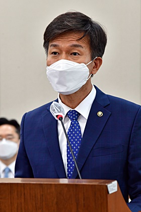 8일 국회 기획재정위원회 국세청 국정감사에서 업무보고르 하고 있는 김대지 국세청장 [사진: 국회제공]