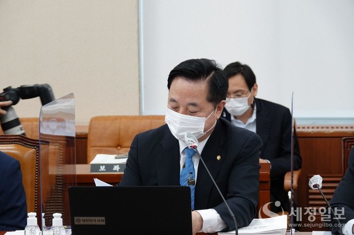 더불어민주당 김두관 의원이 기획재정위원회 국정감사에 참여하고 있다. [김두관 의원실 제공]