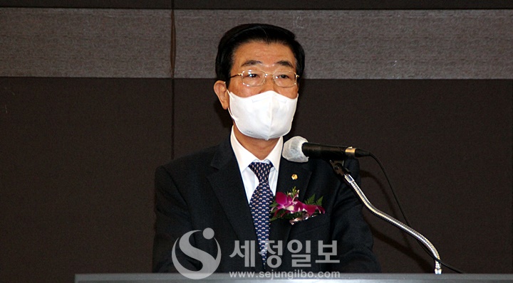 원경희 한국세무사회장이 참석해 대한세무학회 창립을 축하해 주고 있다.