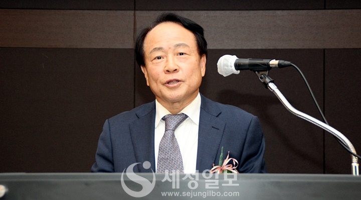 대한세무학회 초대 학회장을 맡은 박차석 학회장이 인사말을 하고 있다.