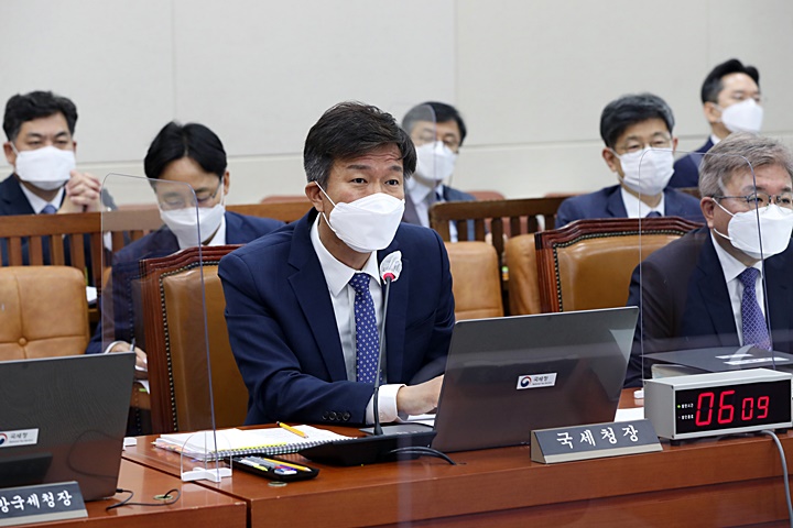 지난 10월 8일 국회에서 열린 기획재정위원회 국세청 국정감사에서 의원들의 질의에 답변하고 있는 김대지 국세청장 [사진: 국회제공]