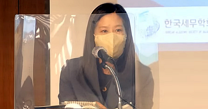 토론에서 의견을 발표하고 있는 윤재원 교수. [2021 조세관련학회 연합학술대회 온라인방송화면 캡처]