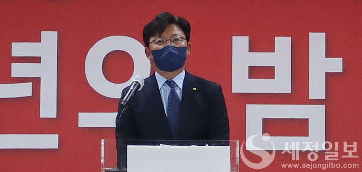 황안재 부산지방세무사회장이 16일 열린 부산지방세무사회 확대임원회의 및 송년회에서 인사말을 하고 있다.